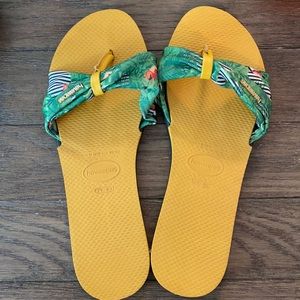 Havaianas palm tree green flip flops like new size 9/10